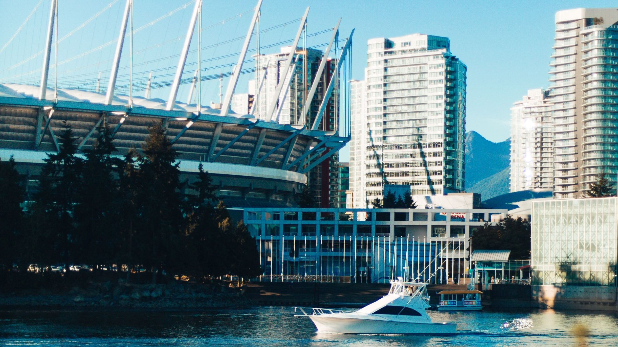 Buildings in front of a harbour